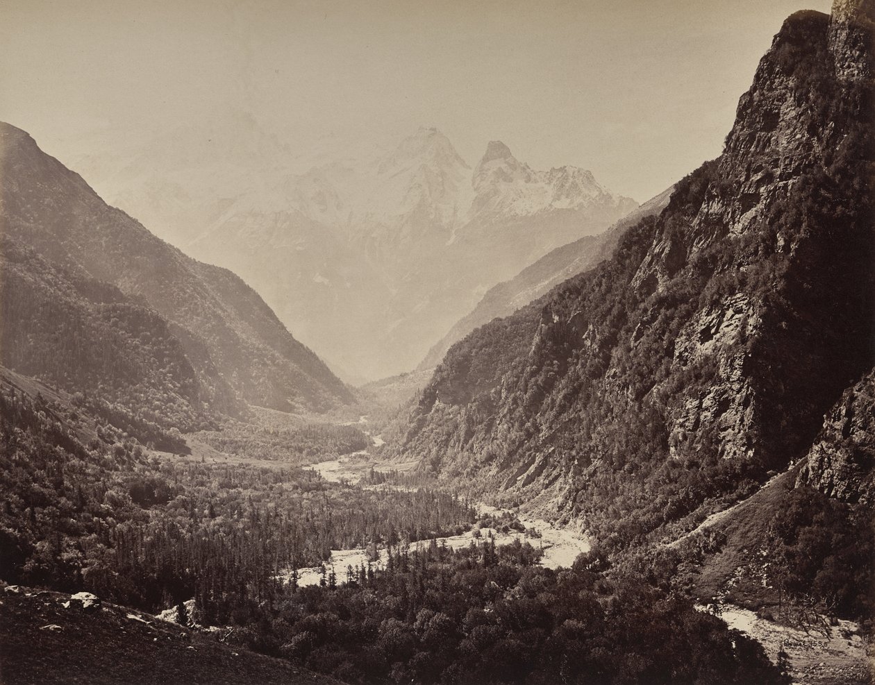 Die oberen Himalayas. Blick auf das Tal von Fallaldasa mit den Srikanta-Gipfeln in der Ferne von Samuel Bourne