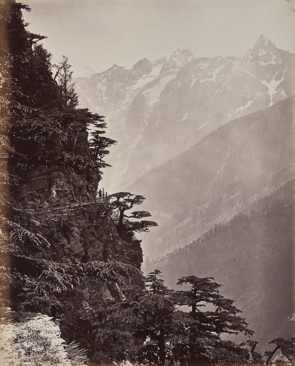 Die oberen Himalayas. Blick auf die neue Straße in der Nähe von Rogi von Samuel Bourne