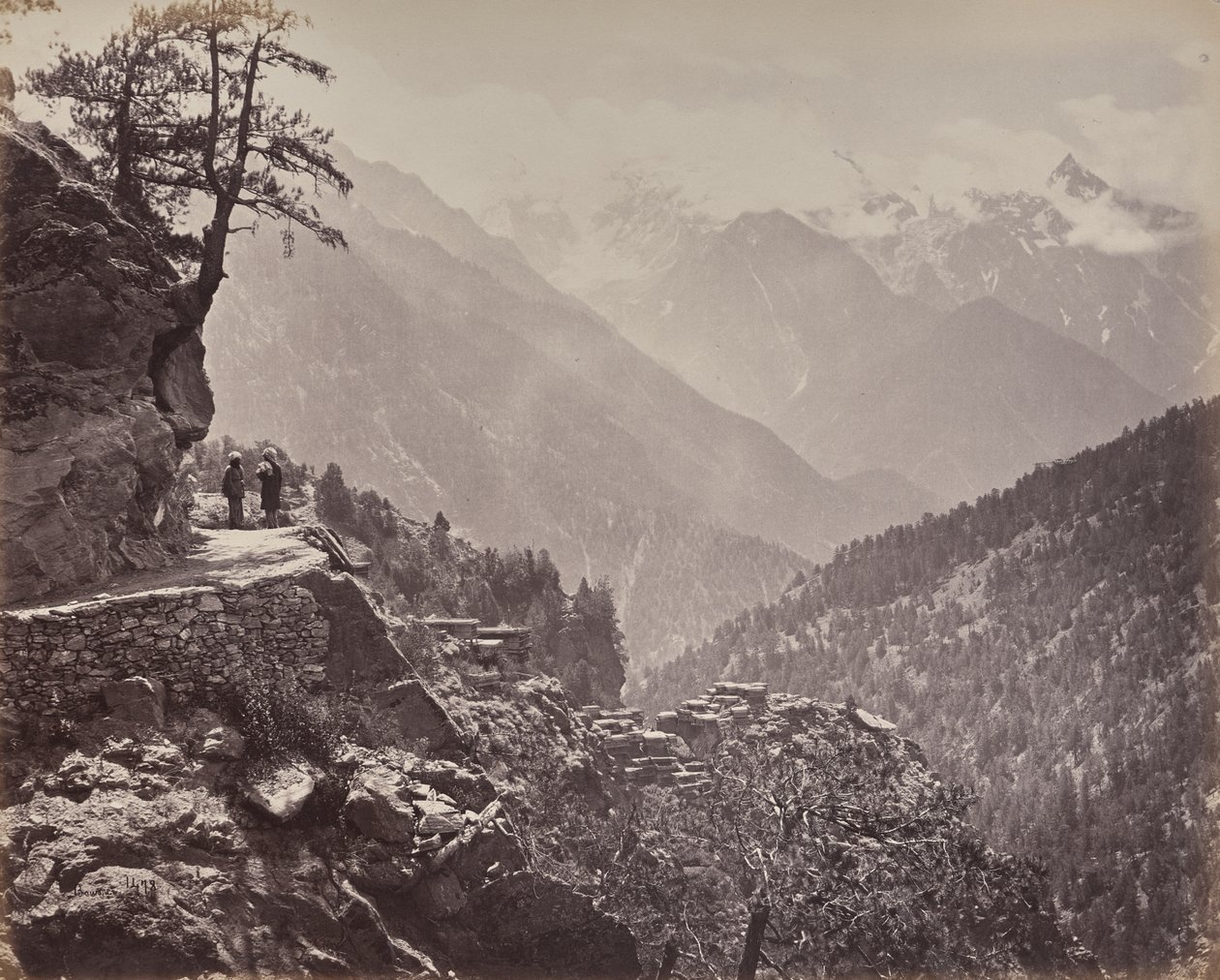 Die oberen Himalayas. Blick auf die neue Straße zwischen Indien und China. Mt. Pangi mit den schneebedeckten Gipfeln Chinas in der Ferne von Samuel Bourne