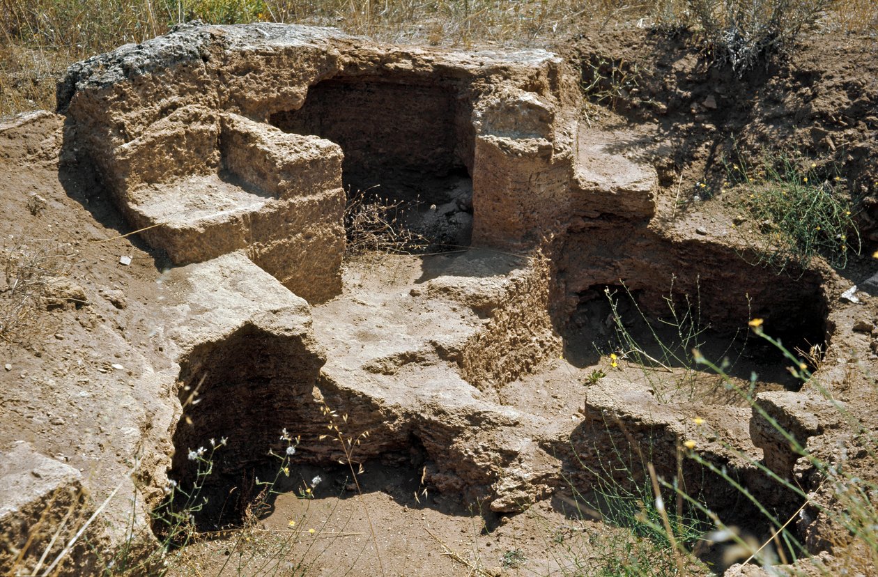 Nuragische Kultur (Nuraghen) Sardinien: Ruinen der pränuragischen Stadt auf dem megalithischen Fundort Anghelu Ruju: der zentrale Turm. 20. Jahrhundert v. Chr. von Sardinia Nuragic Civilization