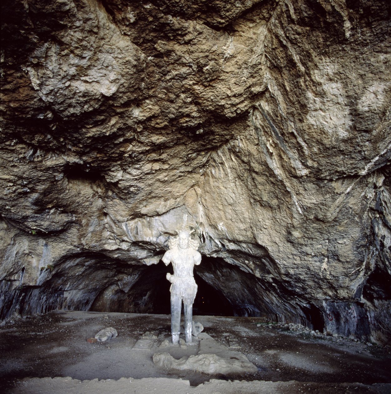Statue von Shapur I (AD 241-70) aus einem Stalagmiten geschnitzt von Sasanian