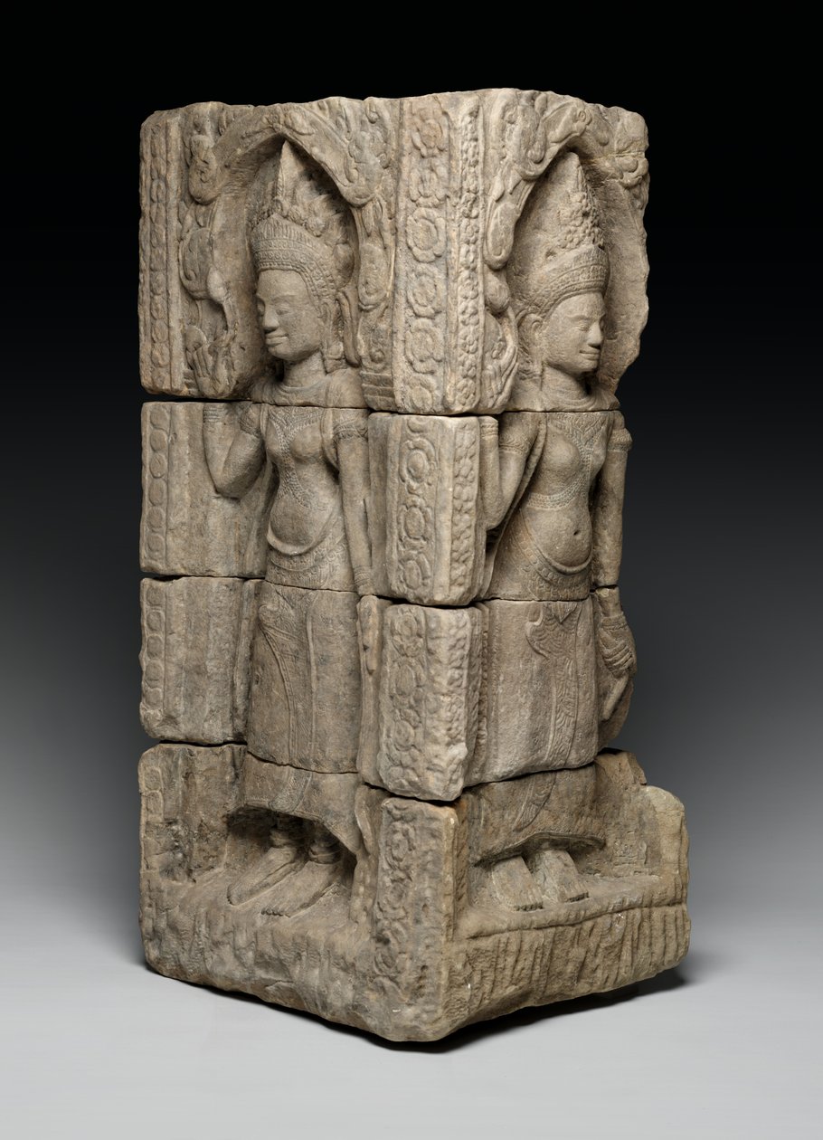 Eckrelief mit Devatas, spätes 12. - frühes 13. Jahrhundert von School Bayon