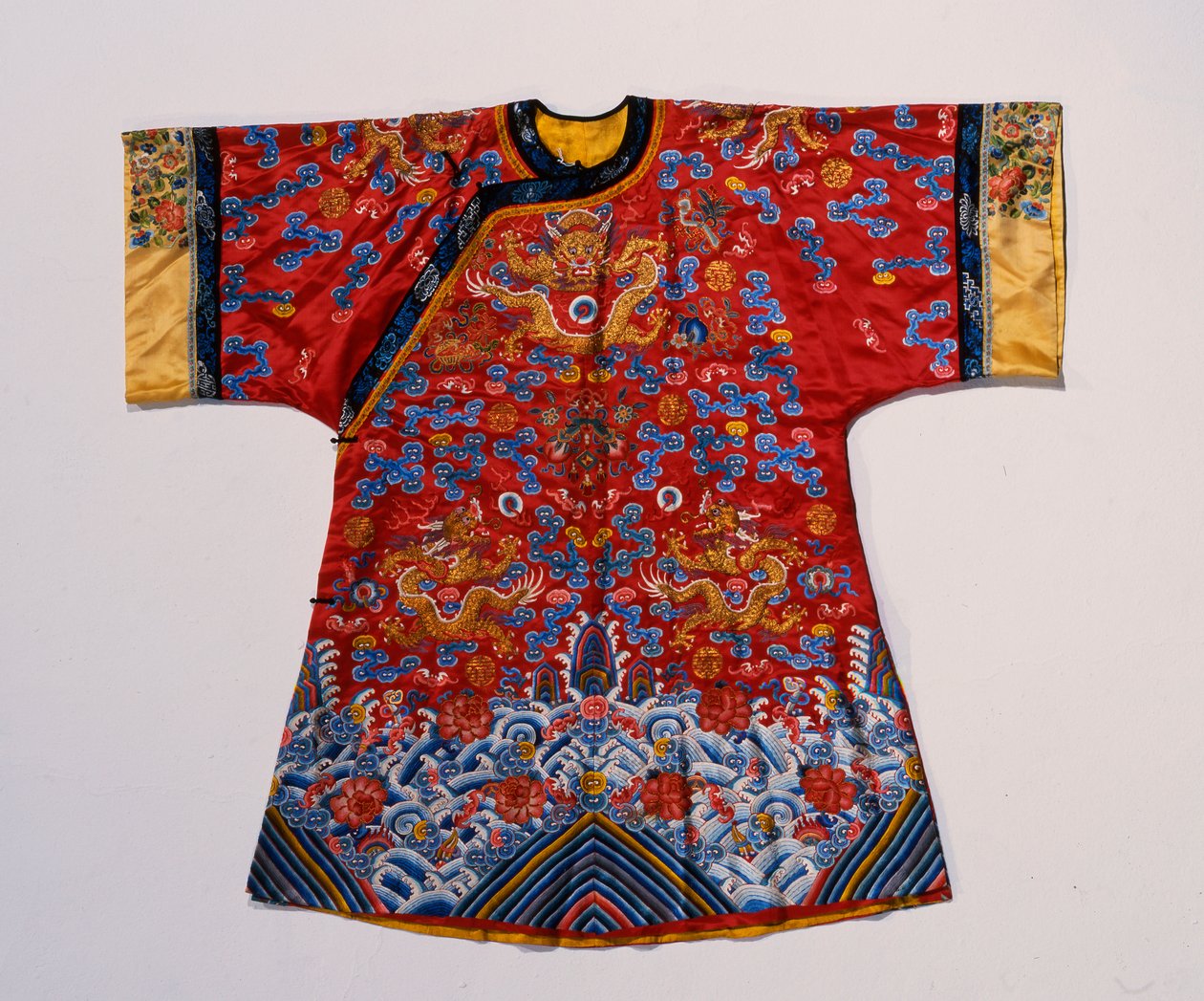 Halbformelle Robe aus rotem Satin, bestickt mit Seiden- und Goldfäden, mit Drachen über einer turbulenten Meereswellenbordüre von School Chinese