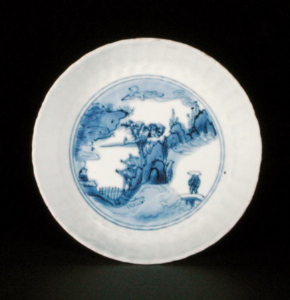 Blau-weiße Kraak-Untertassenschale mit einer Figur in einer Landschaft, Egret-Marke, Wanli oder Tianqi von School Chinese
