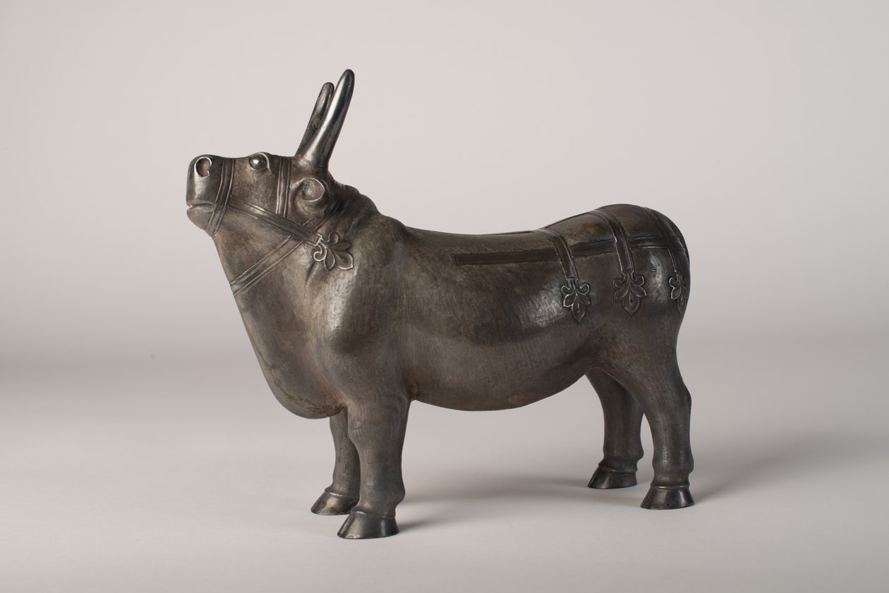 Stier (Silber mit getriebener und getriebener Dekoration) von School Chinese