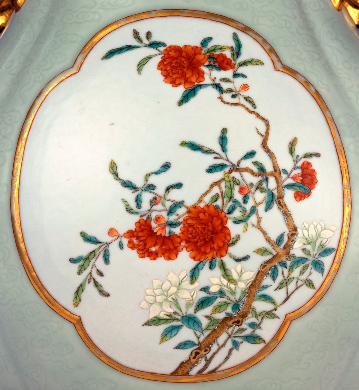Detail einer feinen und sehr seltenen Famille-Rose-Celadon-Bodenvase mit vergoldetem Emaille von Prunus und Rosen von School Chinese