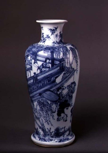 Vase mit Darstellung einer Dame auf einem Balkon, chinesisch, ca. 1690-1710 von School Chinese
