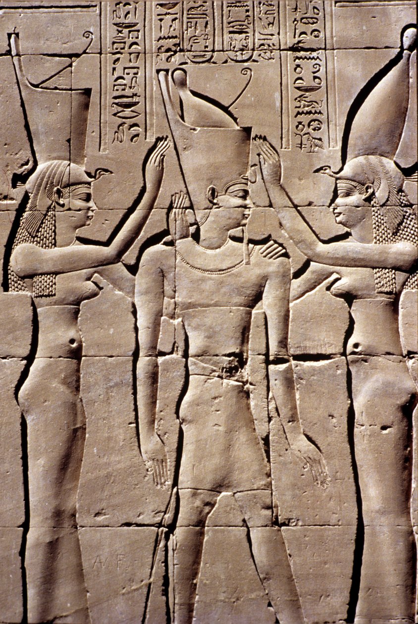 Altes Ägypten, Wandmalerei/-schnitzerei, Ein König erhält die Doppelkrone von Isis und Nephthys, Tempel des Horus, Edfu von School Egyptian
