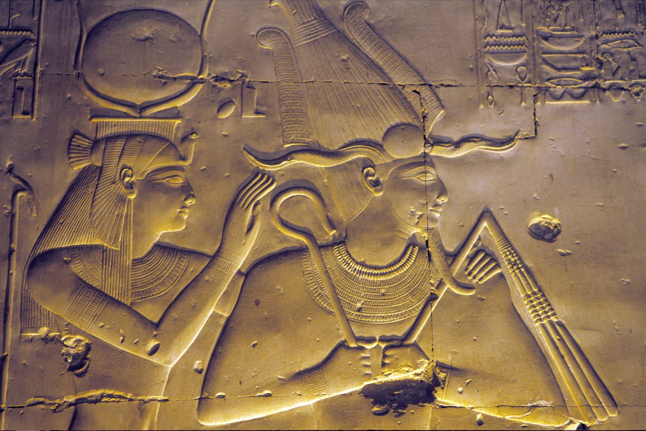 Altes Ägypten, Wandmalerei/-schnitzerei, Göttin Isis umarmt ihren sitzenden Ehemann Osiris, Tempel von Sethos I., Abydos von School Egyptian