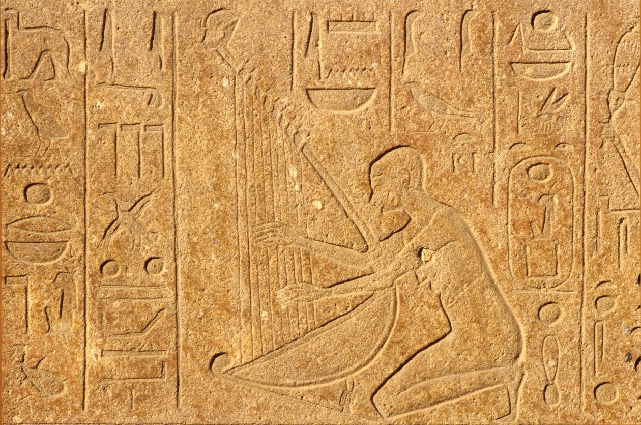 Altes Ägypten, Wandmalerei/Schnitzerei, Harfenspieler mit dem Kopf von Hatschepsut an der Spitze der Harfe, Karnak-Tempel, Luxor von School Egyptian