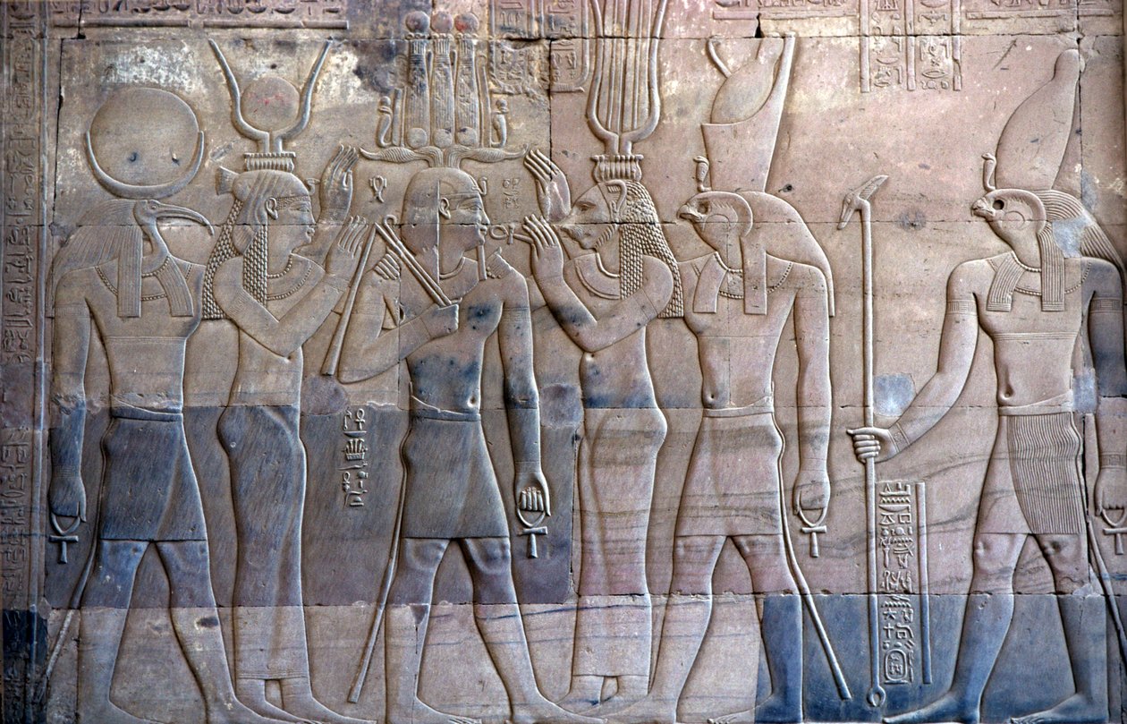 Altes Ägypten, Wandmalerei/-schnitzerei, Ptolemaios XIII. wird Horus präsentiert, Sebek und Horus Tempel, Kom Ombo von School Egyptian