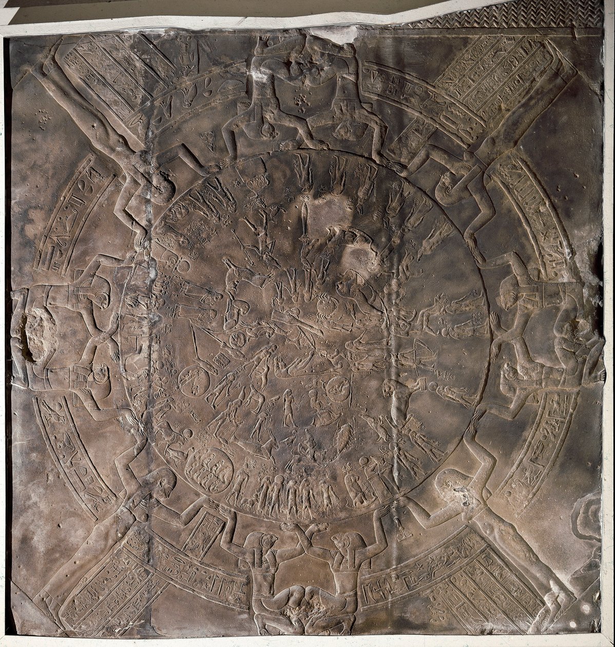 Ägyptische Antiquität: „Der Tierkreis“ Flachrelief von der Decke der Ostkapelle des Osiris im Hathor-Tempel in Denderah. Ptolemäische Periode (332-30 v. Chr.). Paris, Louvre von School Egyptian