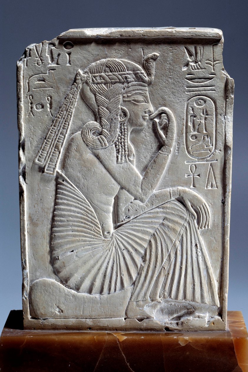 Ägyptische Antiquität: kleine Kalksteinstele von Ramses II.: der Kindkönig sitzt auf dem Zeichen des Horizonts. 19. Dynastie (ca. 1295-1186) von School Egyptian