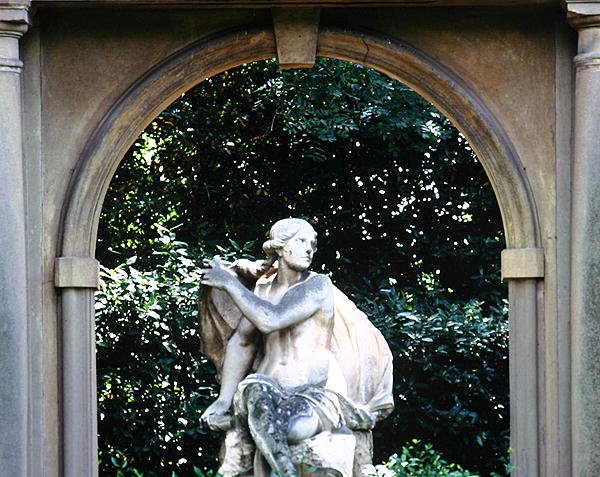 Statue der Venus, in den Gärten der Villa la Pietra von School Italian