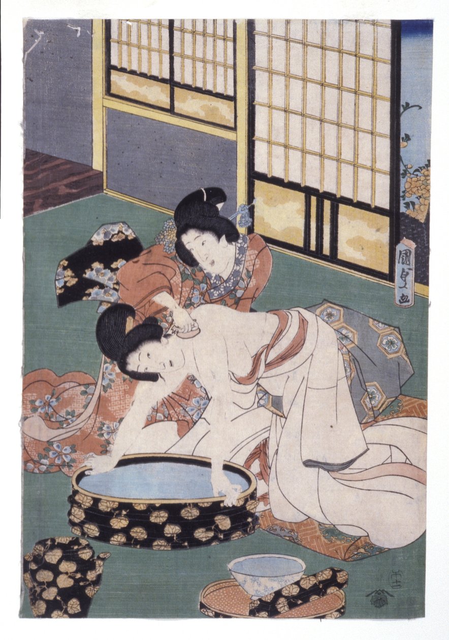 Gefährtin wischt Puder vom Hals und den Schultern einer Frau von School Japanese