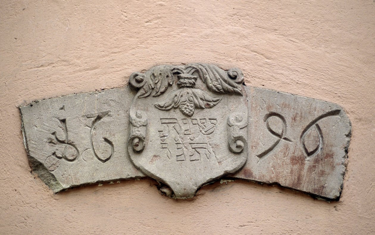 Die Gasse der Juden in Obernai (67). Kultstätten: Inschrift mit einem hebräischen Datum und dem entsprechenden Datum der christlichen Ära: 1696. Eine Synagoge wurde angeblich zwei Jahre nach der Genehmigung von Intendant La Grange gebaut, die es erlaubte J von School Jewish