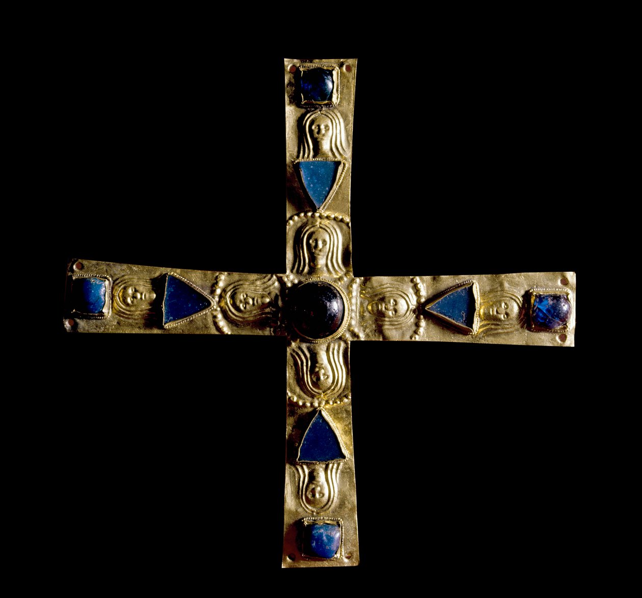 Archäologie des Mittelalters. Barbarische Kunst der Lombardei: Kreuz von Gisulfo, in getriebenem Goldblech mit Halbedelsteinen. Hergestellt von einem lombardischen Meister des 7. Jahrhunderts von School Lombard