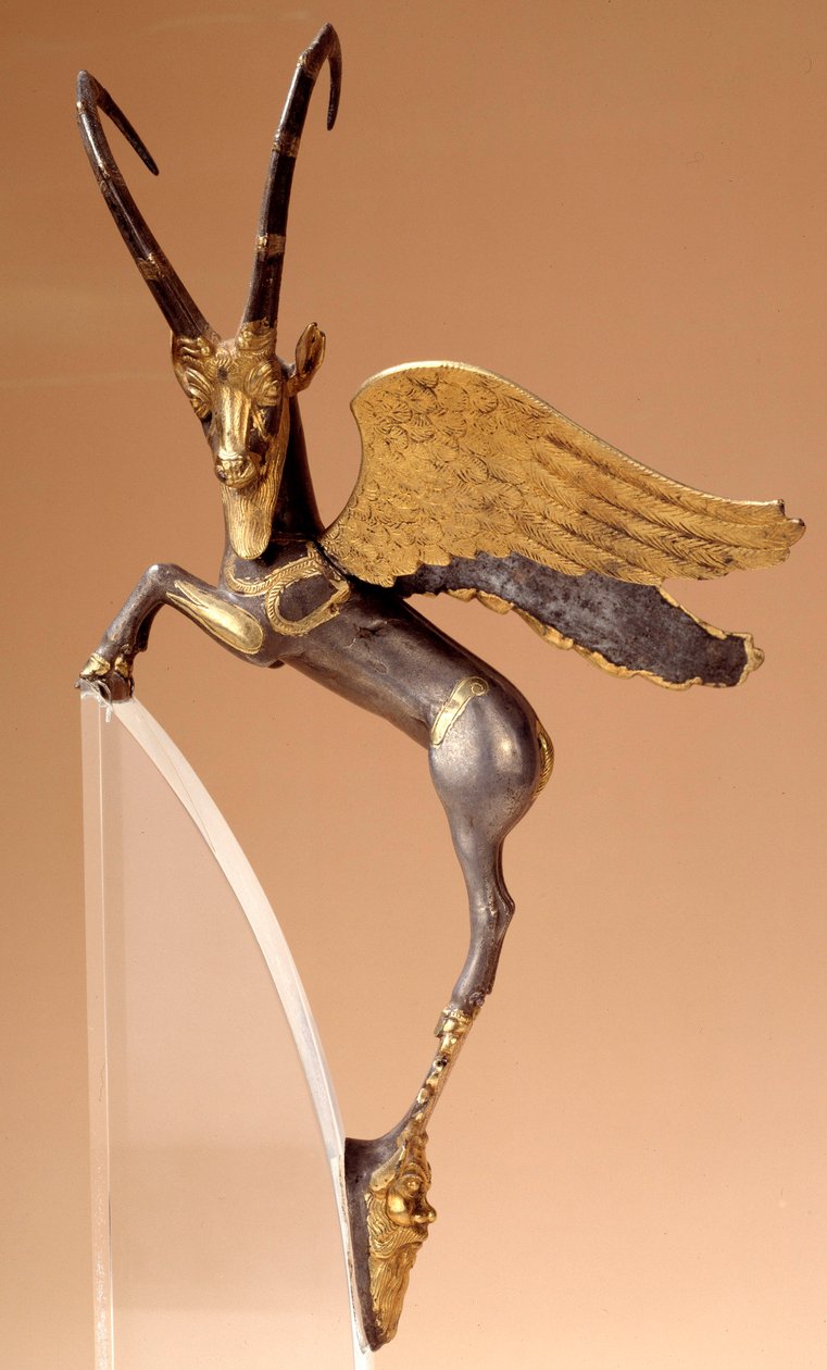 Apparatgriff: silberner geflügelter Steinbock, eingelegt, Gold. Persische Periode (6.-4. Jahrhundert v. Chr.), stammt aus dem Iran. Paris, Louvre-Museum - Zeremonieller Griff: geflügelter Steinbock in Silber, eingelegt, Gold. Achämenidische persische Perio von School Persian