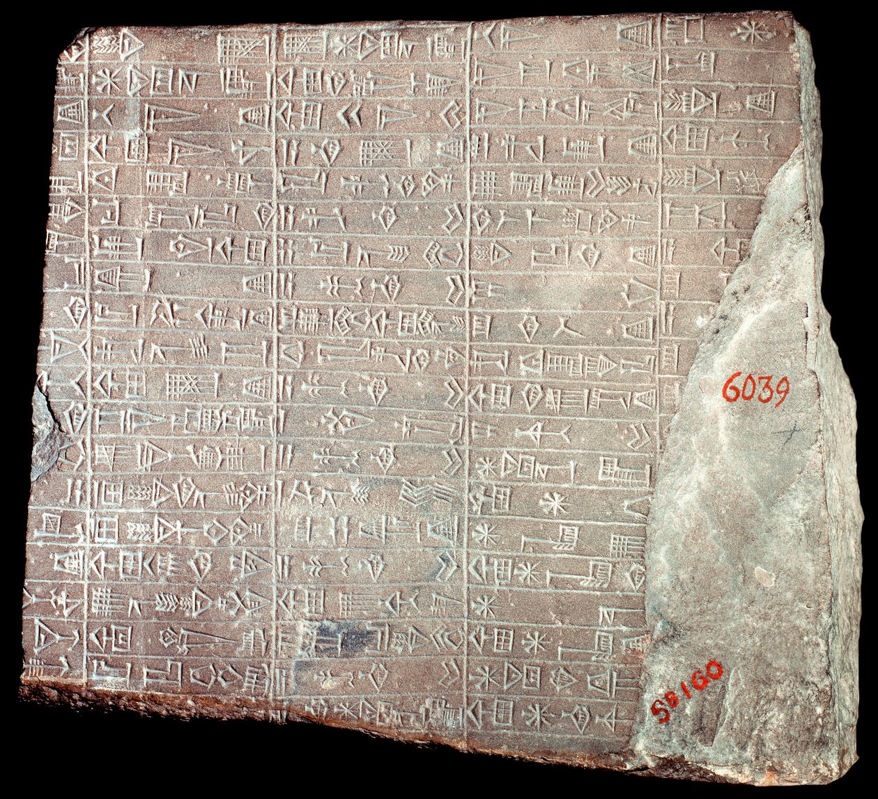 Mesopotamien: Kalksteinstele mit Inschriften in Akkadisch zur Ehrung des Gottes Inshushinak und der ihm gegebenen Geschenke; Iran, Susa, 2100 v. Chr. von School Persian
