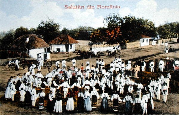 Postkarte zeigt Rumänen, die in einem Dorf tanzen, um 1910 von School Romanian