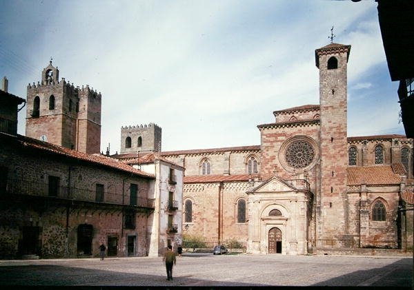 Blick auf die Kathedrale vom Plaza Mayor, erbaut 1150-14. Jahrhundert von School Spanish