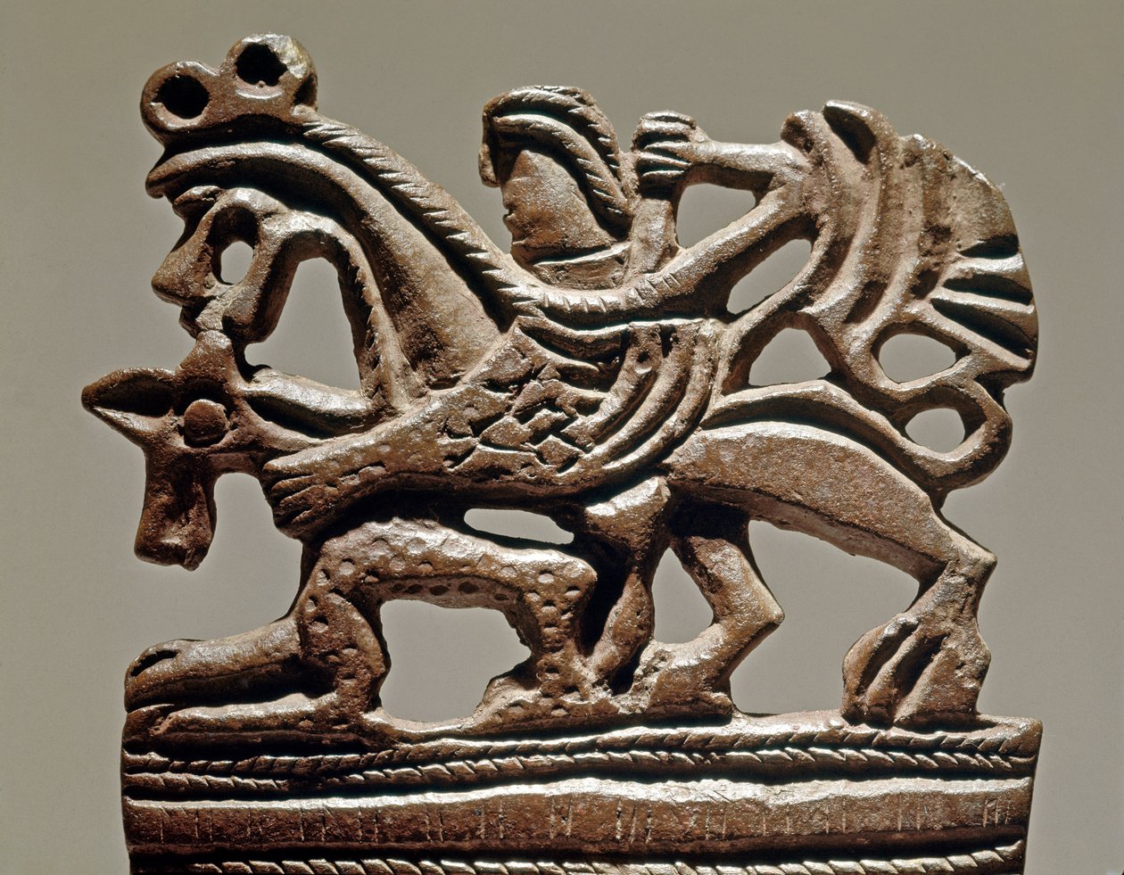 Skythische Kunst: Apollon auf einem Greifen - 4. Jahrhundert v. Chr. - Bronzeverzierung eines Tanks - Eremitage, Sankt Petersburg von Scythian