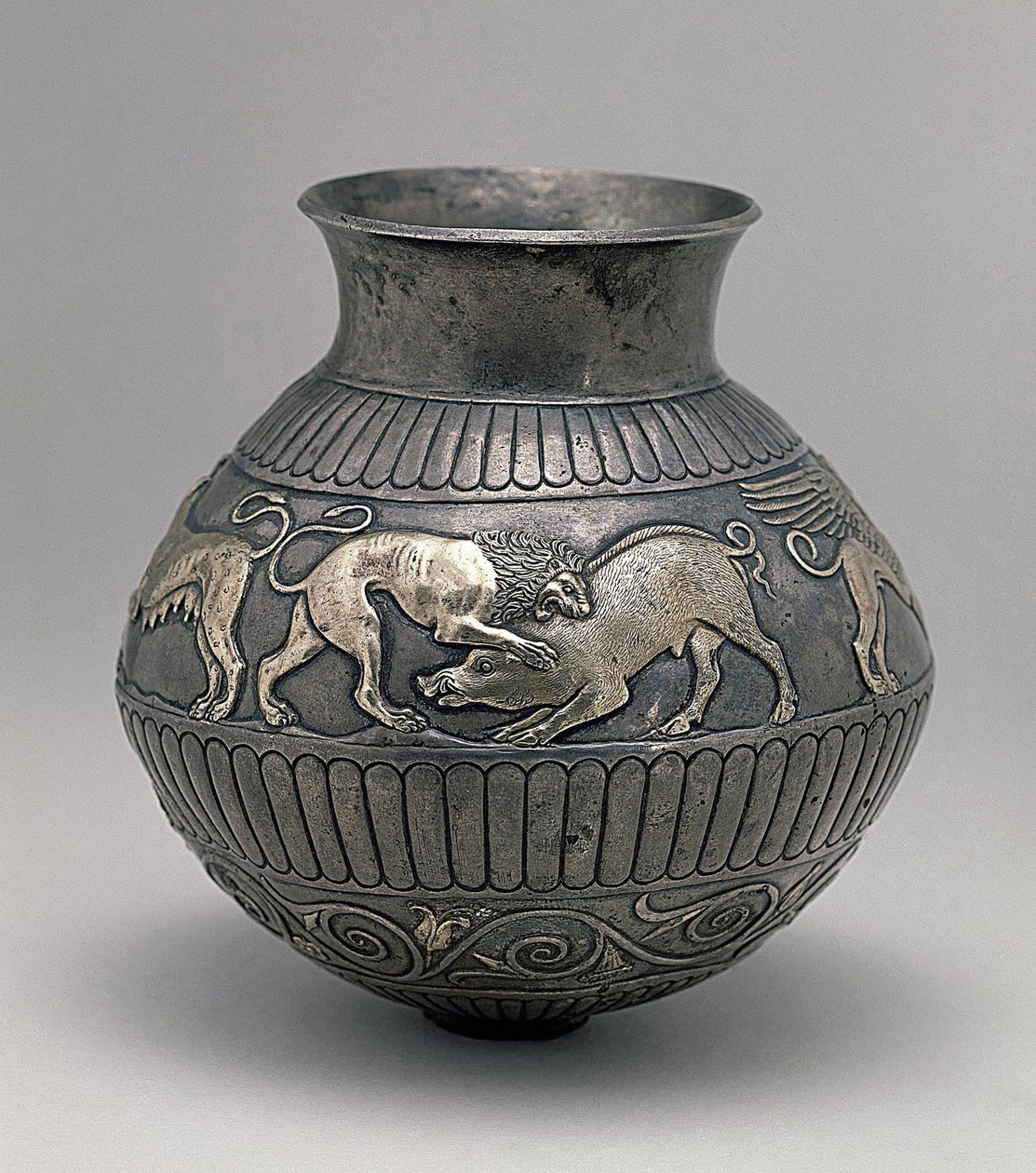 Kunst Sense: Silbervase aus dem 4. Jahrhundert v. Chr. verziert mit einem Fries, der einen Löwen zeigt, der ein Wildschwein angreift von Scythian