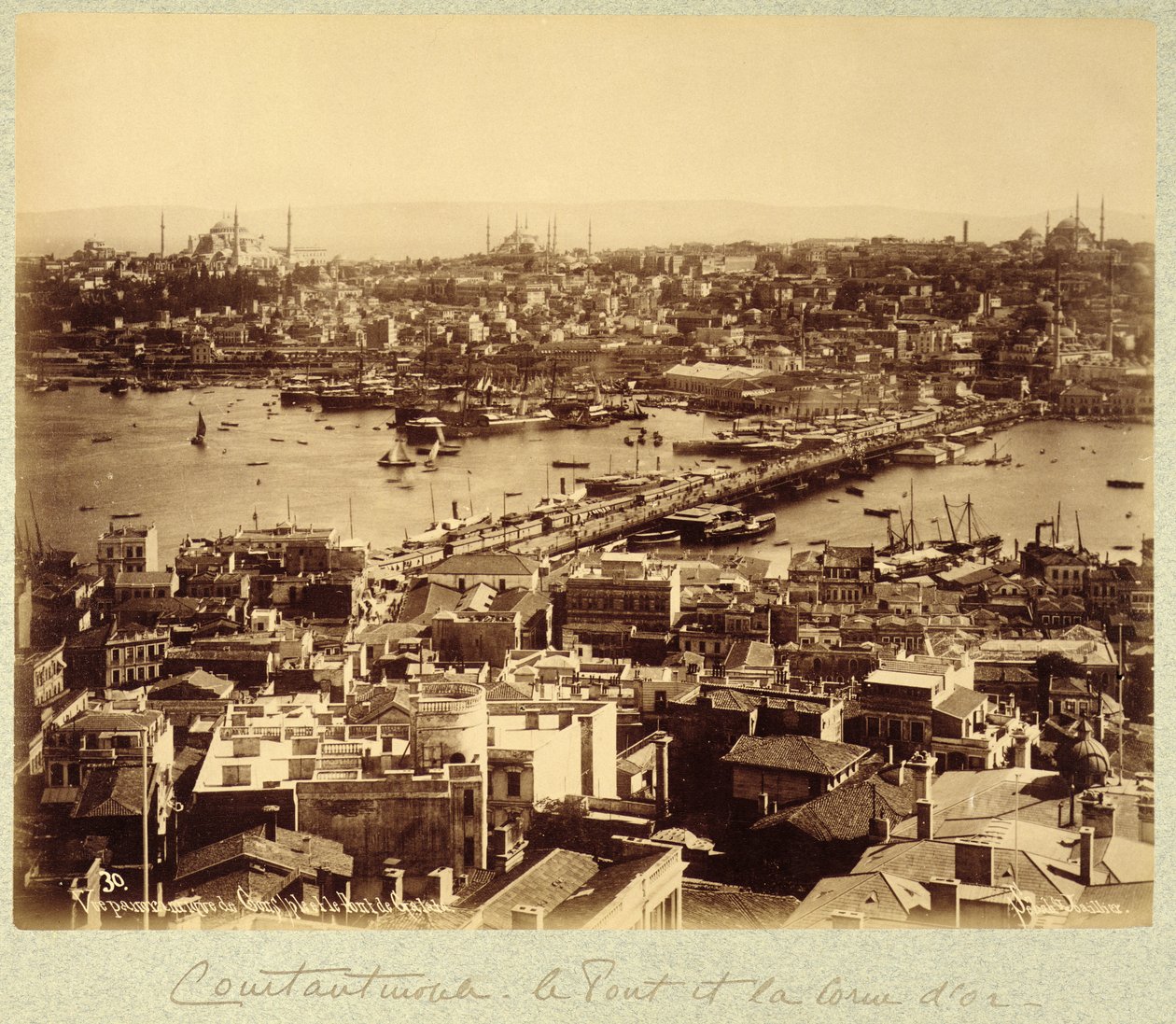 Panorama mit Blick auf Istanbul und den Bosporus, ca. 1890 von Sebah and Joaillier