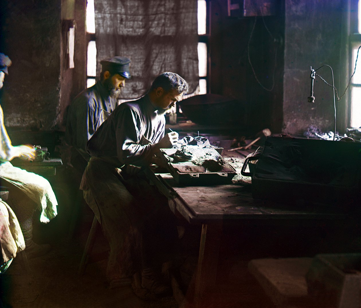 Arbeiter formen einen künstlerischen Guss in den Kasli-Eisenwerken, Uralgebirge, Russisches Reich, 1910 von Sergey Prokudin Gorsky