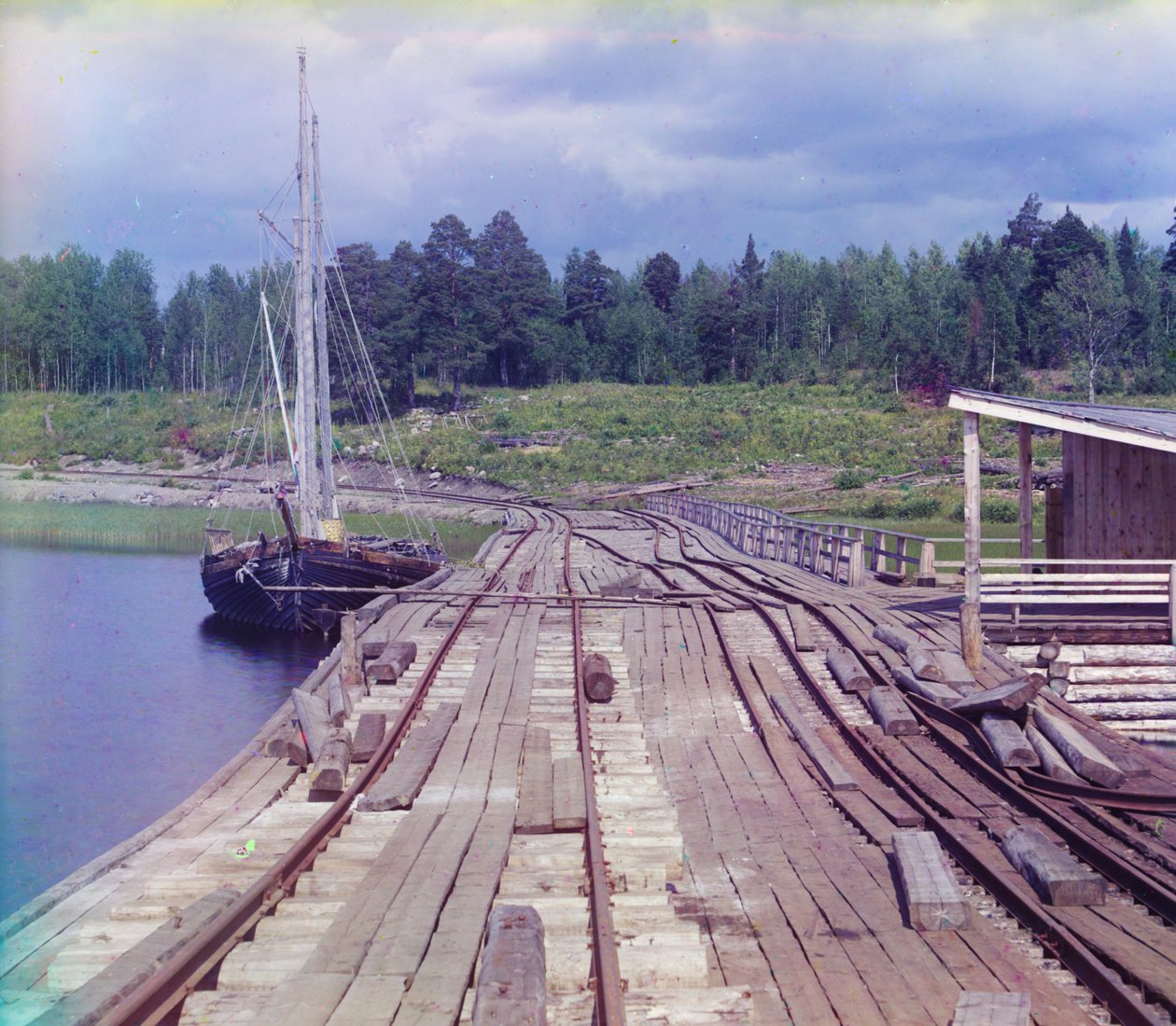 Damm an der Lizhma-Station, Karelien, an der Murmansk-Bahn, 1905-1915 von Sergey Prokudin Gorsky