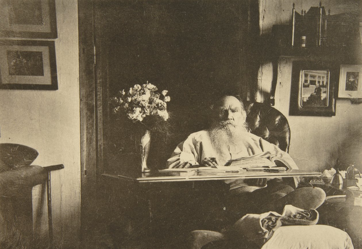 Russischer Autor Leo Tolstoi mit einem kranken Bein, Russland von Sophia Andreevna Tolstaya