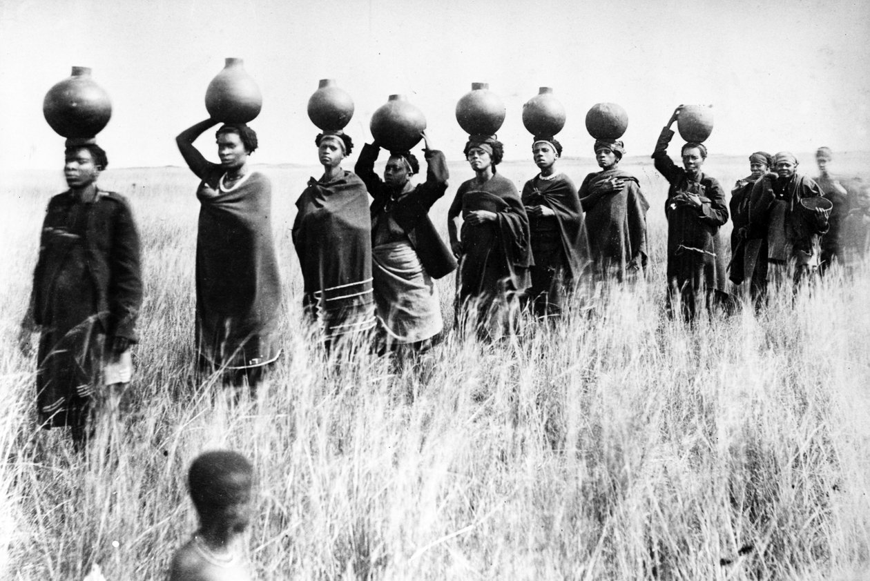 Einbringen des Jyuala in die Stadt, ca. 1895 von South African Photographer