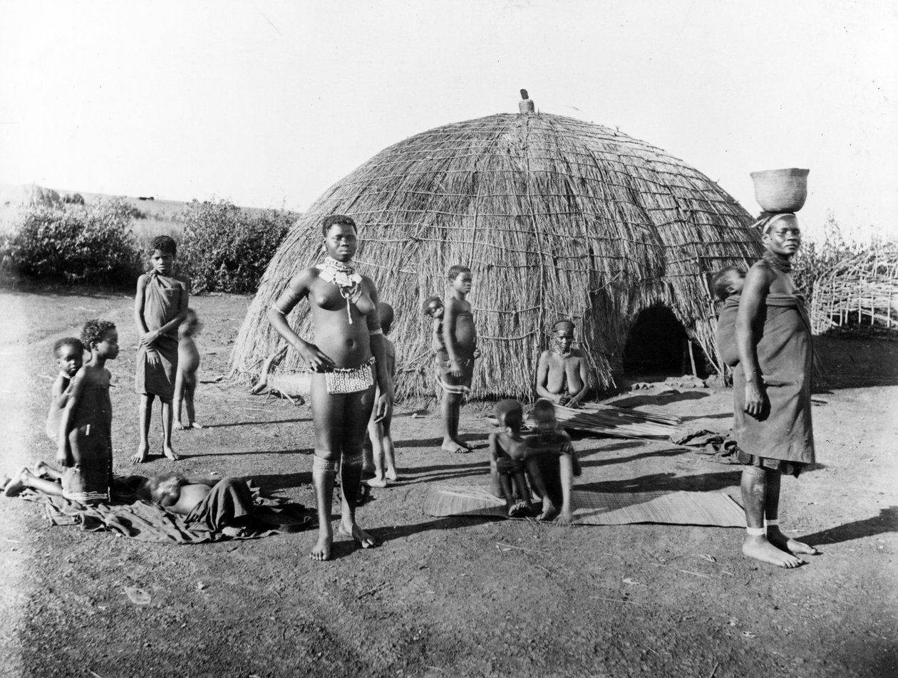 Mattenherstellung in Zululand, ca. 1895 von South African Photographer