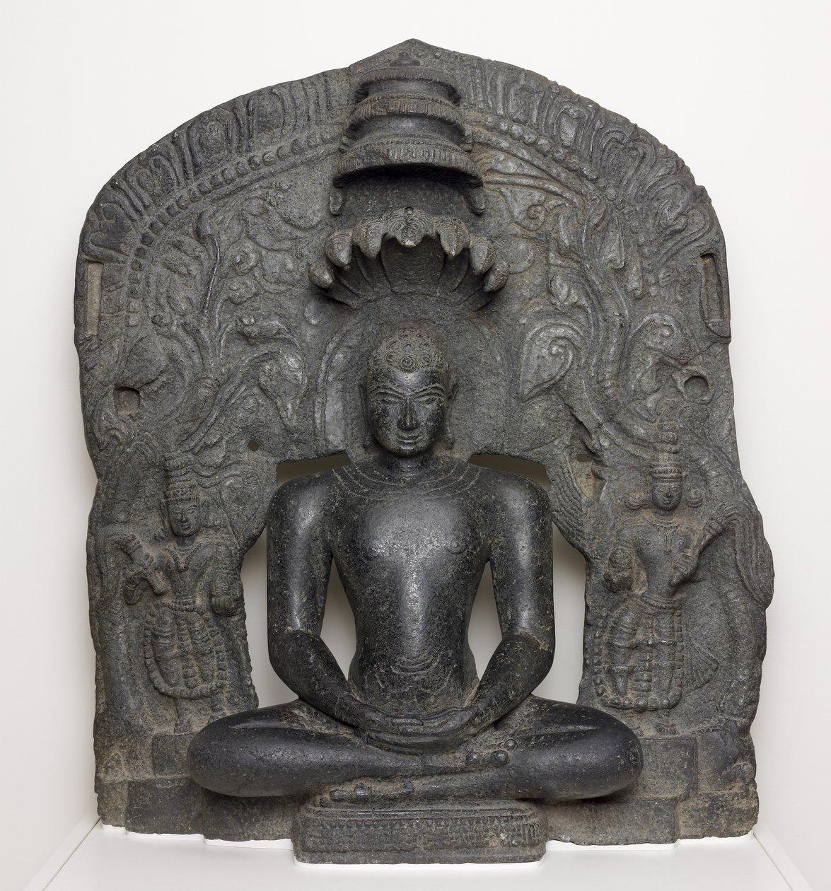 Jaina Tirthankara Parshvanatha mit Schlangenkapuze im Meditationssitz (Dhyanamudra), aus Karnataka, Indien von South Indian School