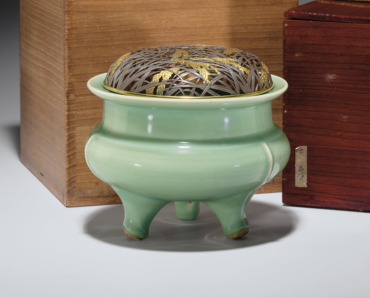 Großer Longquan Celadon Dreifuß-Räuchergefäß mit japanischem teilvergoldetem Metalldeckel von Southern Song Dynasty Chinese School
