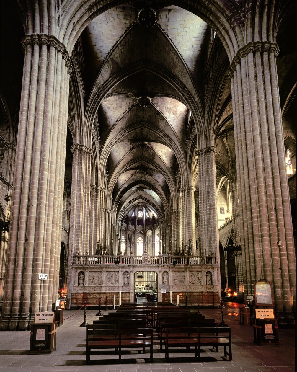 Innenansicht des Kirchenschiffs, begonnen 1298 von Spanish School