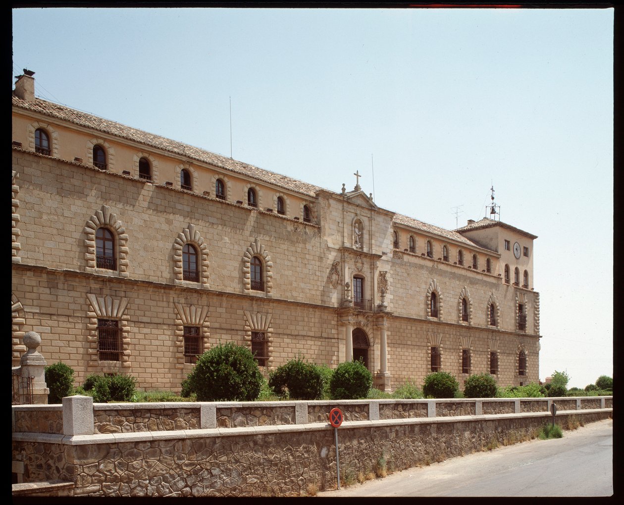 Renaissancekunst: Ansicht des Hospital de Tavera (Tavera Hospital) 16. Jahrhundert Toledo, Spanien von Spanish School