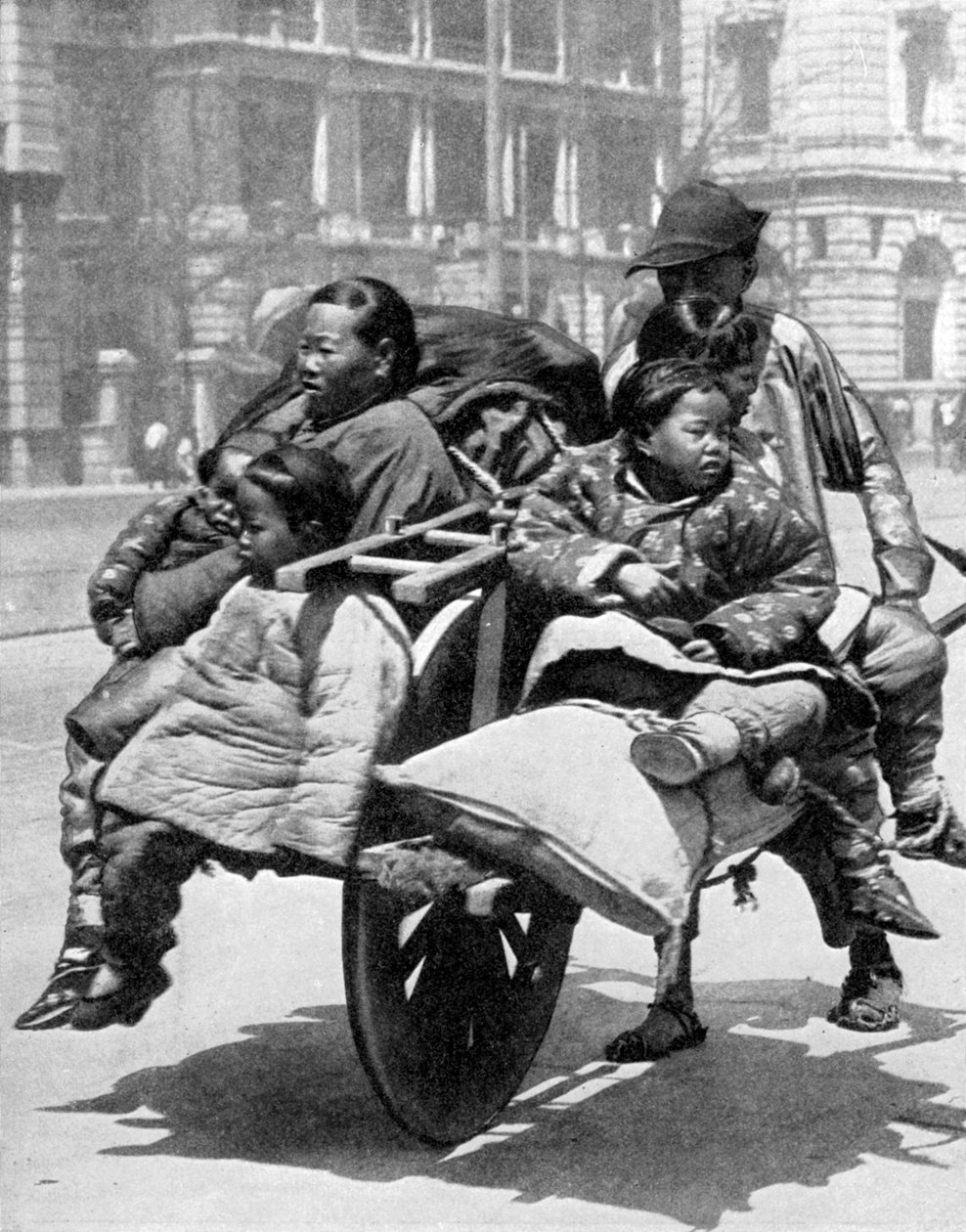 Chinesische Familie auf einem Wagen, 1936 von Sport and General