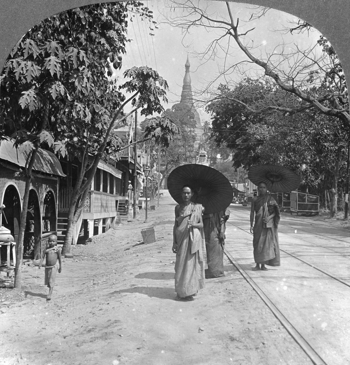 Pagodenstraße zur Shwedagon-Pagode, Rangun, Birma, 1908 von Stereo Travel Co