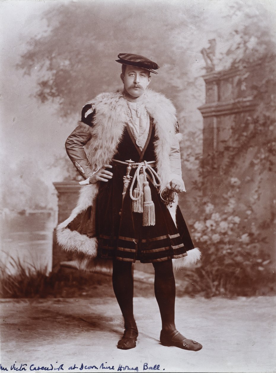 Mr. Victor Cavendish, später 9. Herzog von Devonshire, als Botschafter, nach dem Holbein-Porträt von Jean de Dinteville, Der Diamant-Jubiläumsball der Herzogin von Devonshire im Devonshire House von Studio Lafayette