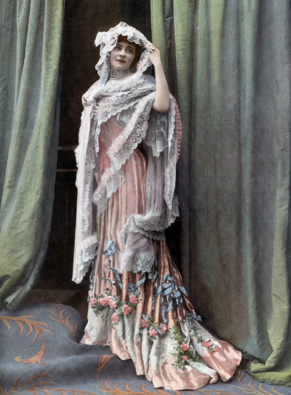 Französische Komikerin Marcelle Lender, Foto von Reutlinger aus der französischen Zeitung "Le Théâtre", 1. August von Studio Reutlinger