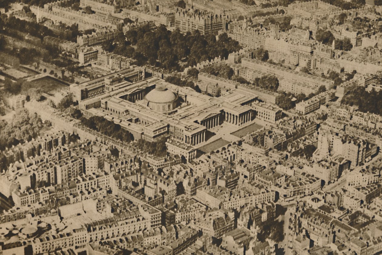 Neuansicht des British Museum umgeben von den massiven Bäumen von Bloomsbury von Surrey Flying Services