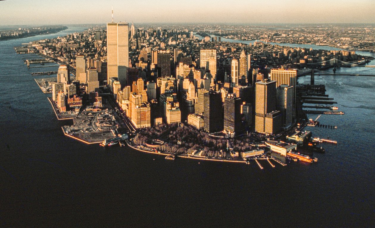 Luftaufnahme der Lower Manhattan Waterfront vom New York Harbor einschließlich des World Trade Centers von Ted Spiegel