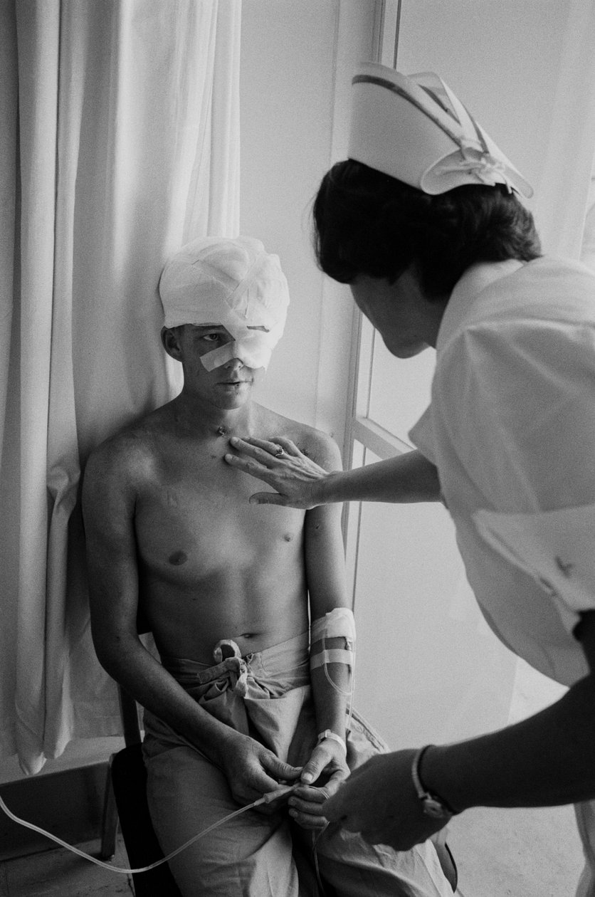Verwundete amerikanische Soldaten aus dem Vietnamkrieg werden in ein Krankenhaus in Clark A... geflogen von Ted Spiegel