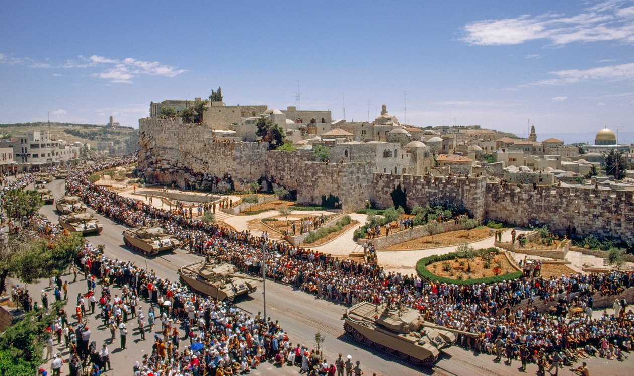 Israelische Waffen und Soldaten paradieren am Unabhängigkeitstag durch das ehemalige jordanische Gebiet von Ted Spiegel