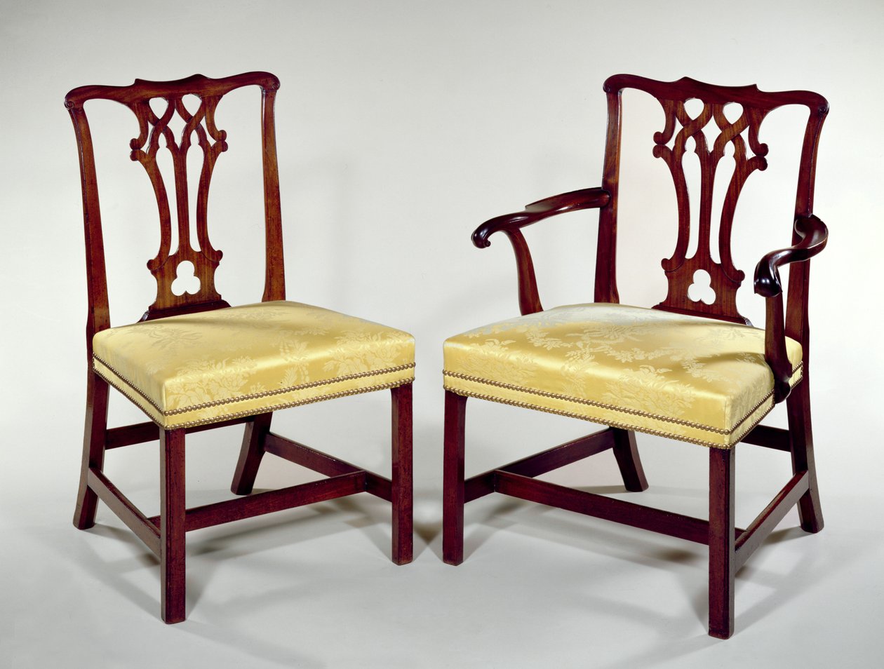Esszimmerstühle mit verschlungenen Rückenlehnen und quadratischen, abgeschrägten Beinen, ca. 1760 (Mahagoni) von Thomas Chippendale