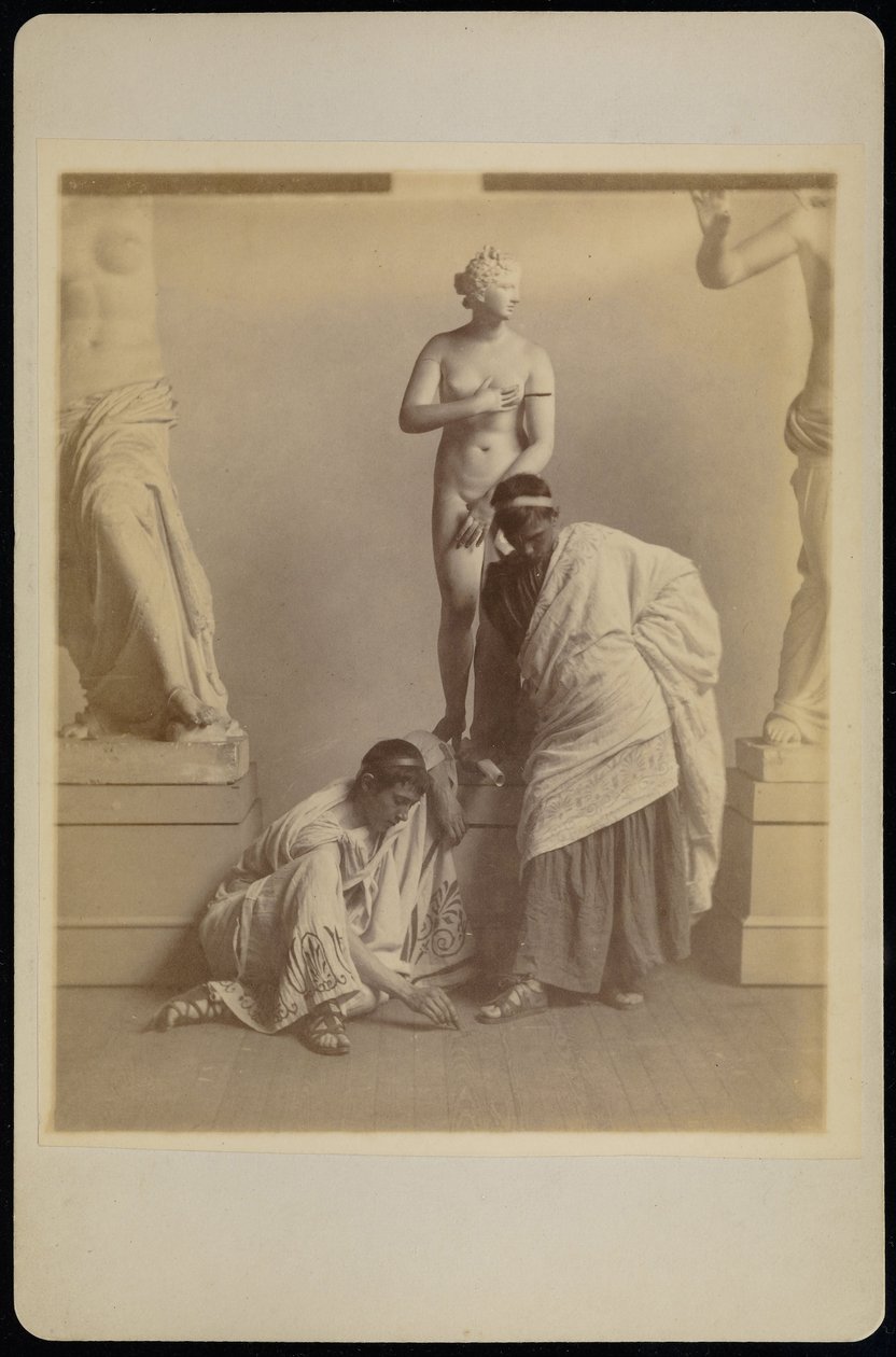 Zwei männliche Studenten in griechischer Kostümierung vor einem Gipsabguss der Aphrodite im Gipsraum der Pen... von Thomas Eakins