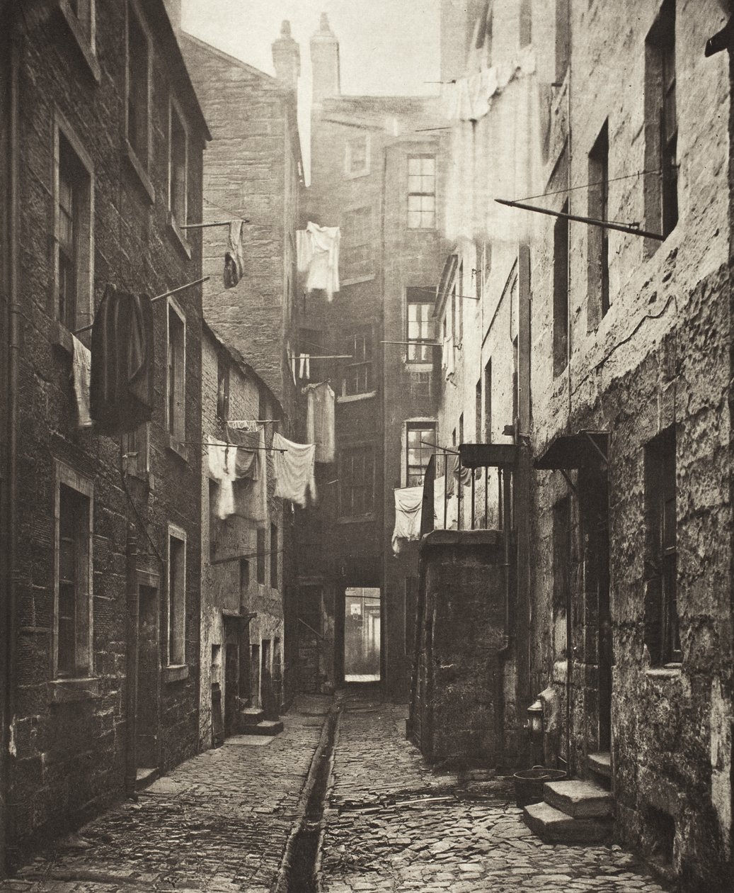 Hinterhof Nr. 75, High Street (#12) von Thomas Annan