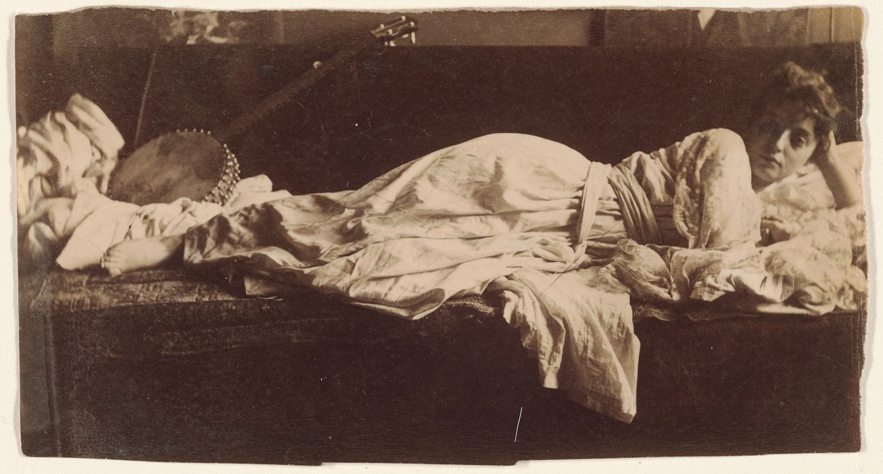Blanche Gilroy in klassischem Kostüm, liegend mit Banjo von Thomas Eakins