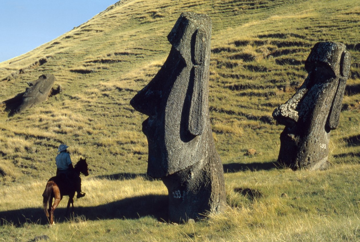 Monolithen der Osterinsel, genannt Moai, in einer vulkanischen Landschaft sind antike Wächter von Thomas J. Abercrombie